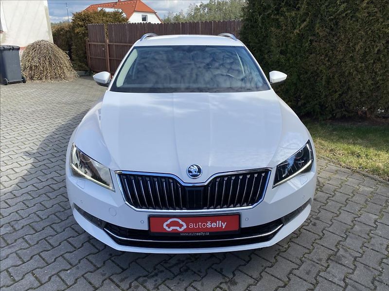 Škoda Superb 2,0 TDi  Executive / DSG / NAV - fotka 9 z 39
