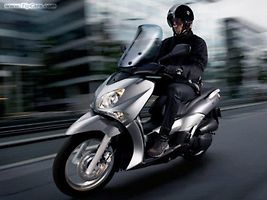 Nová elegantní Yamaha X-City (119 900 korun) potvrzuje trend velkých kol - přední je šestnáctipalcové, zadní má o jeden palec méně.
