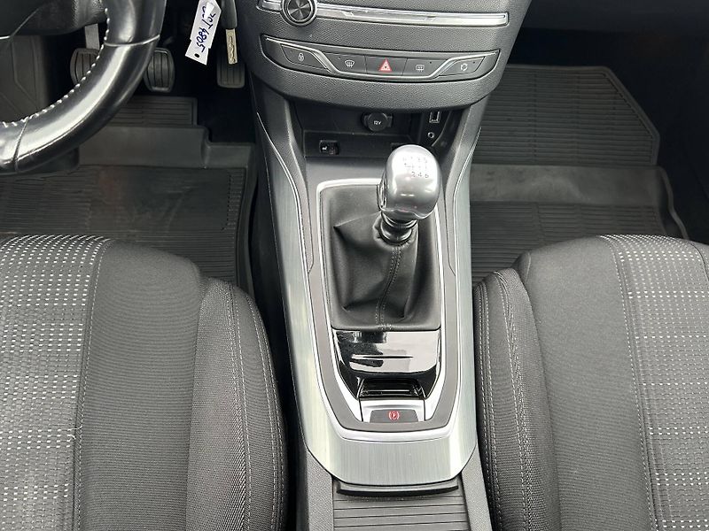 Peugeot 308 ALLURE PACK S&S MAN6 1,2 PureT - fotka 9 z 23