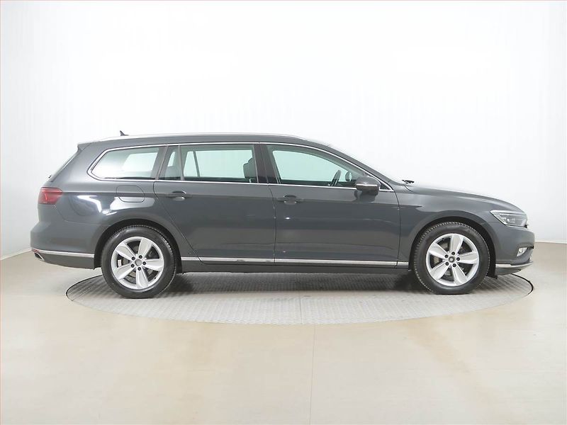 Volkswagen Passat (2020) 2.0 TDI, Kůže, Navi, Tempomat - fotka 6 z 16