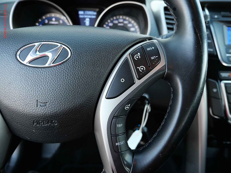 Hyundai i30 (2015) 1.6 MPi, 2.maj,ČR, AC, tempo - fotka 12 z 18