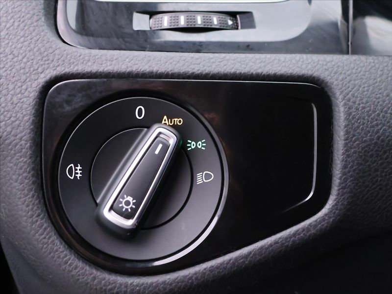 Volkswagen Golf 2,0 TSI R 221kW DSG 4Motion - fotka 15 z 31