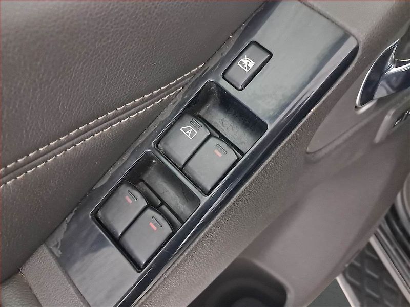 Nissan Pathfinder (2011) 2.5 dCi, 4X4, Automat, 7 míst - fotka 19 z 27