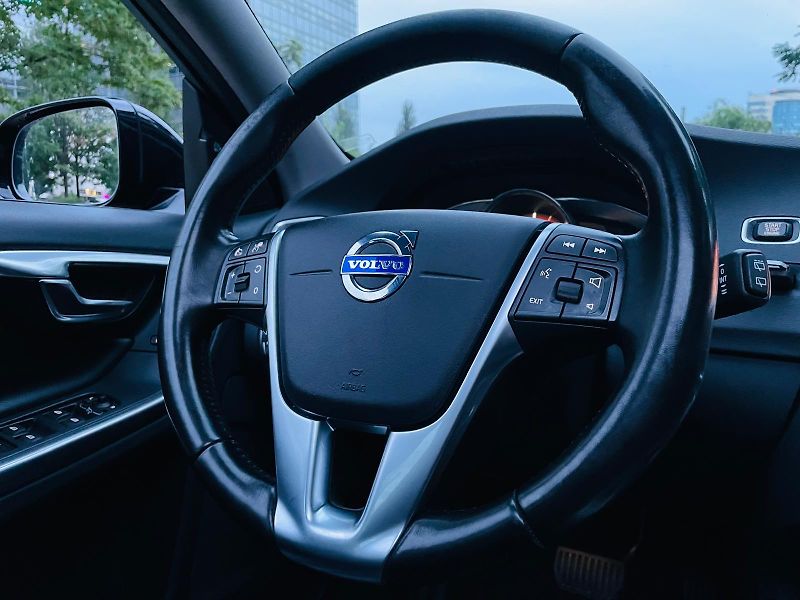 Volvo V60 2.4D4 5V AUTOMAT KAMERA TAŽNÉ - fotka 24 z 50