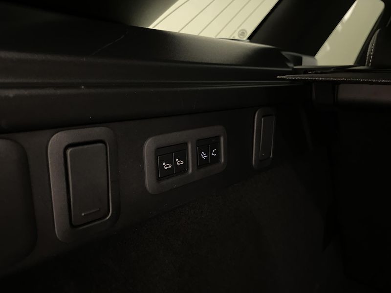 Land Rover Range Rover Velar D300 SE R-DYNAMIC REZERVACE - fotka 31 z 48