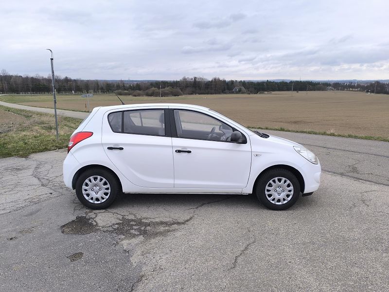 Hyundai i20 1.3 DOLOŽENÉ KM.PRVNÍ MAJ. - fotka 8 z 25