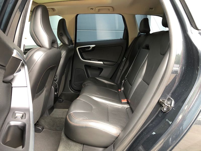 Volvo XC60 (2010) 2.4 D5 AWD - fotka 11 z 33