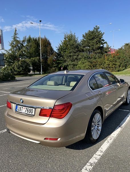 BMW Řada 7 (2009) BMW 730d - fotka 2 z 5