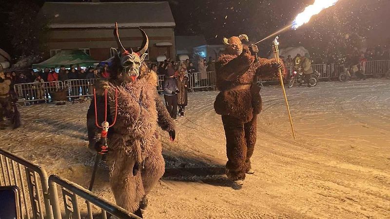 Čertovský průvod Krahulčím ve sněhu. Pekelníci měli sraz na velkém parkovišti u masny.