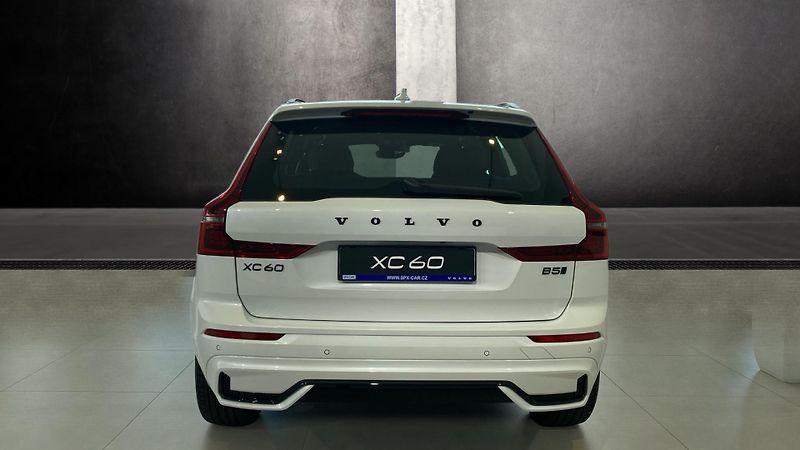 Volvo XC60 (2026) PLUS BLACK EDITION, B5 AWD, 18 - fotka 6 z 14
