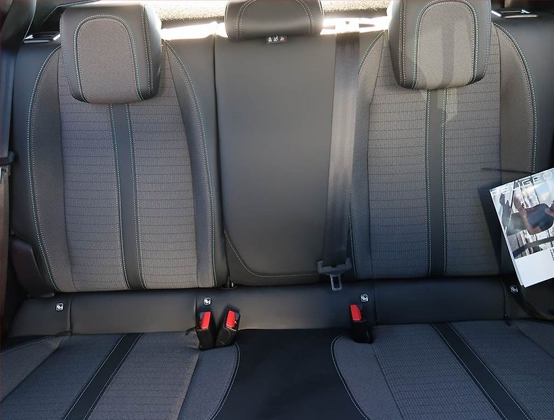 Peugeot 2008 (2023) 1.2 PureTech, Automat, ČR - fotka 10 z 22