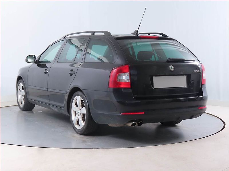 Škoda Octavia (2010) Ambiente 1.4 TSI, Serv.kniha - fotka 4 z 16