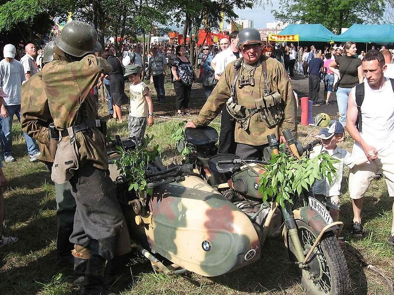 Cestou necestou. Tak jezdil ikonický německý válečný těžký motocykl BMW R75 z období II. světové války, který sloužil na všech frontách.