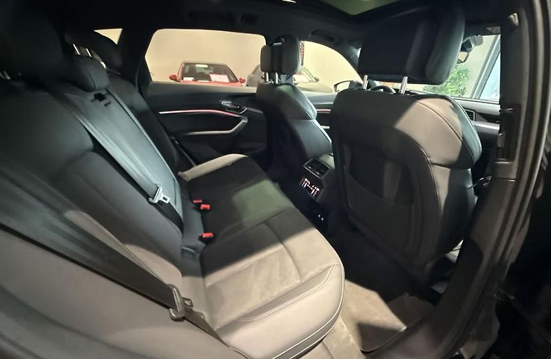 Audi Q8 e-tron 55 Q SoH 97% 360k Pano Vzduch - fotka 12 z 38