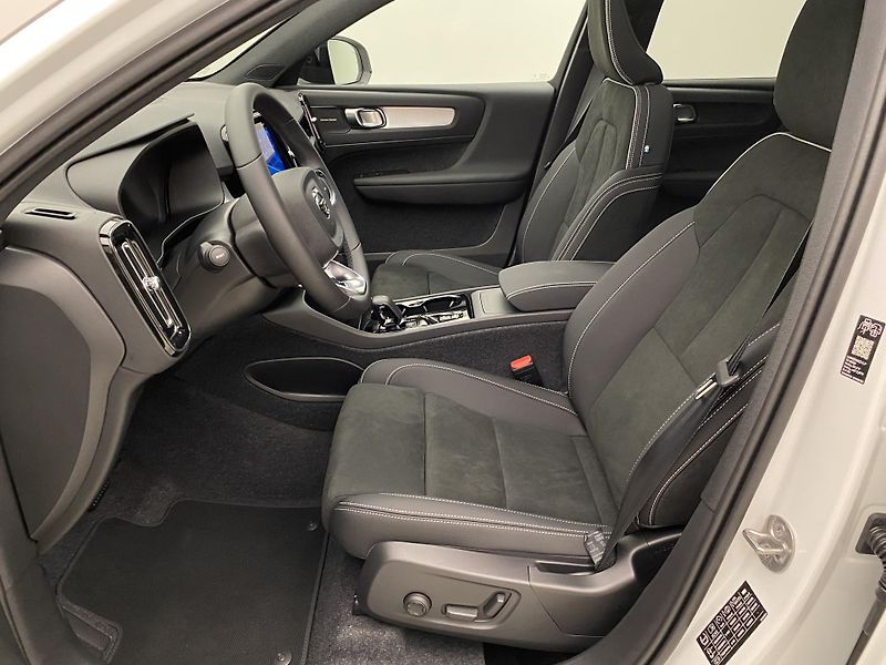 Volvo XC40 (2026) B3 AUT DARK ULTRA  - fotka 3 z 60