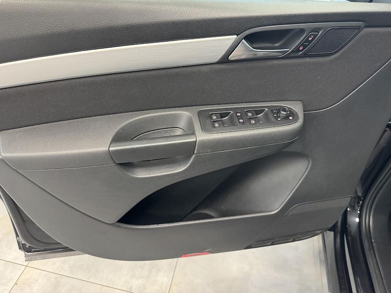 Volkswagen Sharan (2017) 2,0TDi DSG REZERVACE - fotka 20 z 24