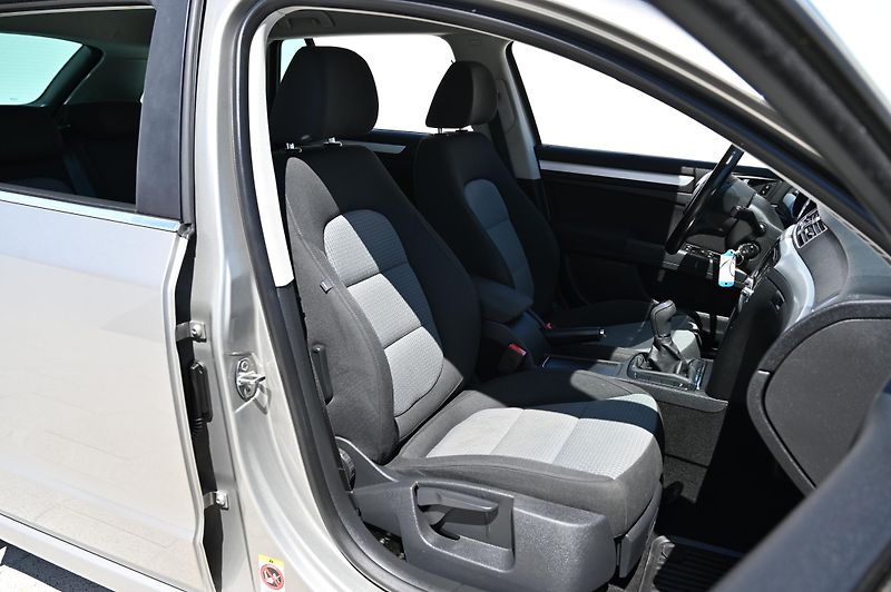 Škoda Superb 2.0TDI 103KW Ambition 9/2012 - fotka 28 z 38