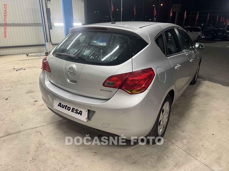 Opel Astra (2011) 1.4 i - fotka 2 z 3