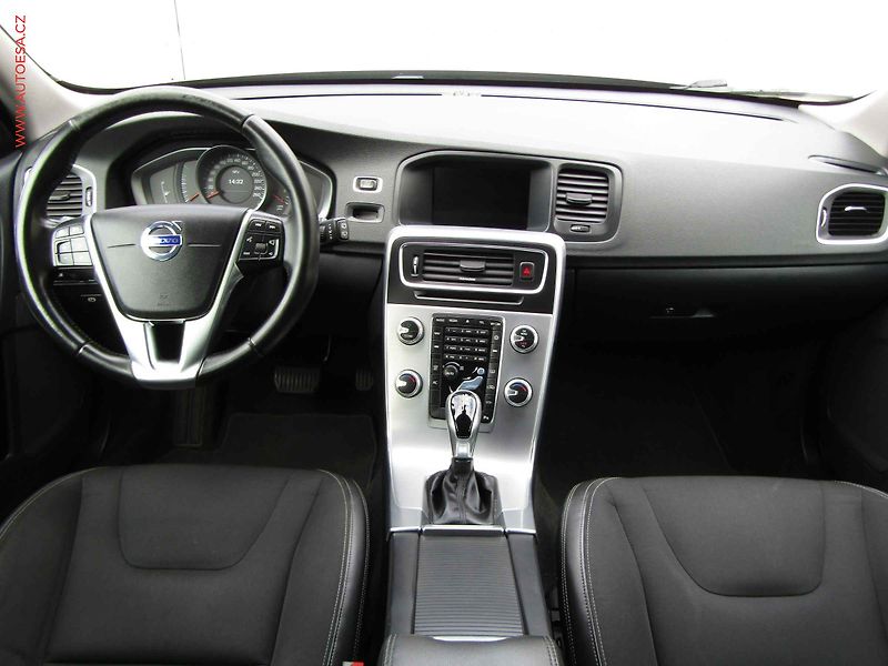 Volvo V60 (2017) 2.0 D, 1.maj, Cross Country - fotka 8 z 20