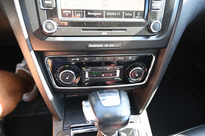 Škoda Superb 2.0TDI 125KW DSG Rezervace - fotka 15 z 56