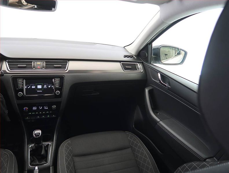 Škoda Rapid (2017) Spaceback 1.2 TSI, Xenony - fotka 8 z 20