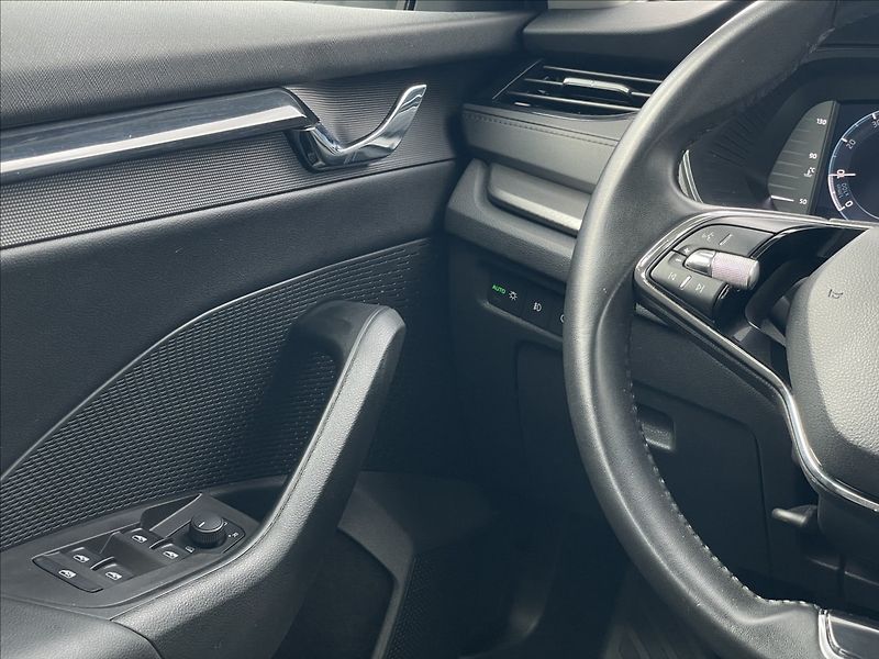 Škoda Octavia 2,0 TDI Combi Ambition Plus - fotka 14 z 23