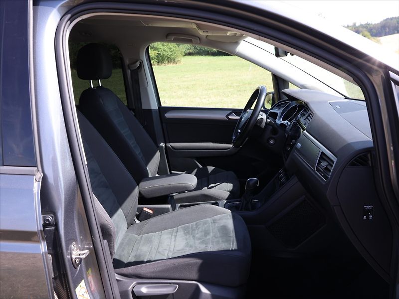Volkswagen Touran 2,0 TDI 110kW DSG LED 1.Maj. - fotka 11 z 24
