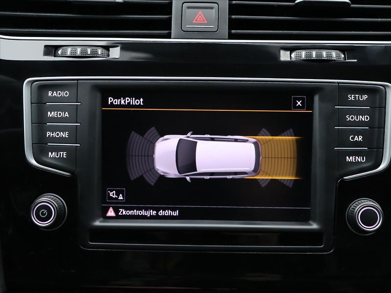 Volkswagen Golf 2,0 TSI R 221kW DSG 4Motion - fotka 22 z 31