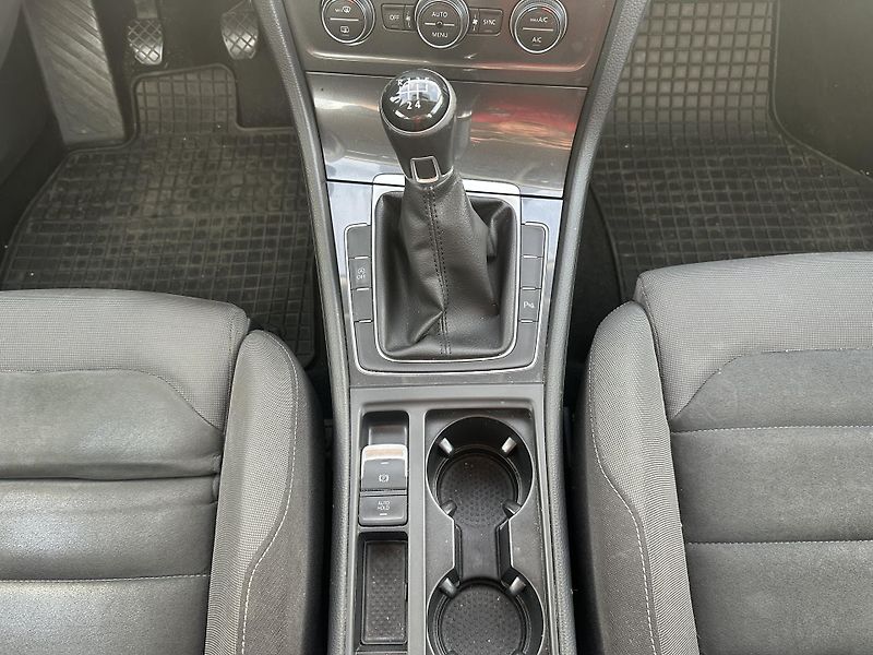 Volkswagen Golf (2017) 1,6 TDI 85kW, rezervace - fotka 12 z 25