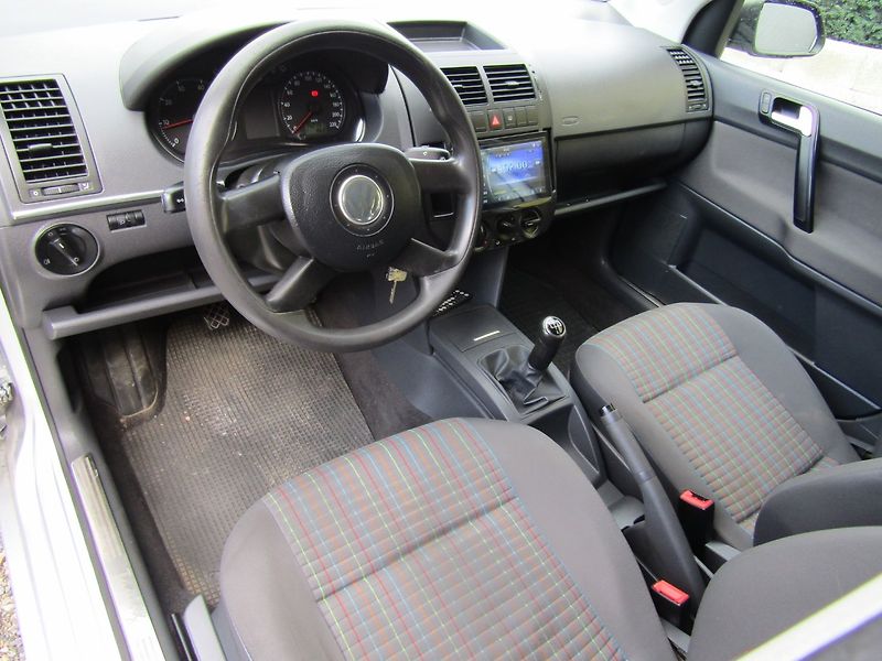 Volkswagen Polo (2006) 1.4 I 55kW  ZIMNÍ PNEU  1.MAJI - fotka 13 z 38
