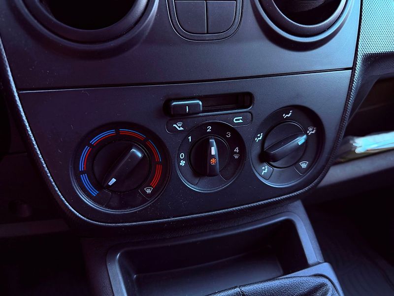 Fiat Fiorino 1.4 LPG, Klimatizace - fotka 14 z 19