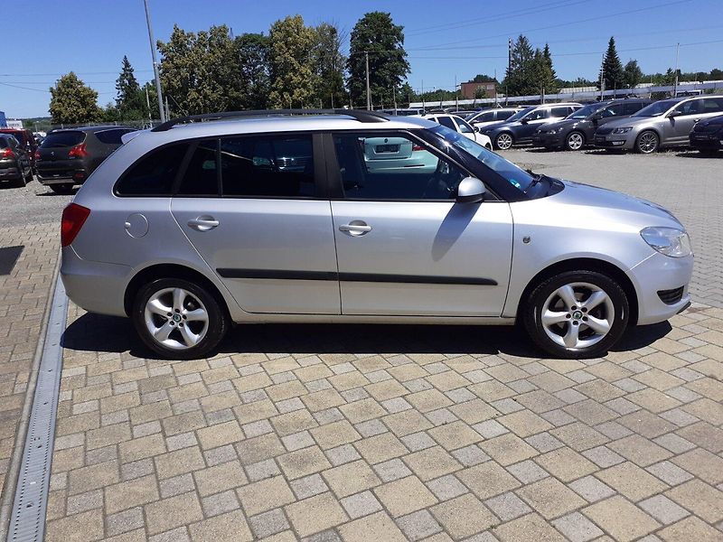 Škoda Fabia (2011) KOMBI 1.2 TSi AMBIENTE - fotka 3 z 27