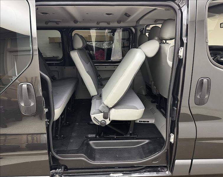 Opel Vivaro 2,5 107kW 9MÍST AC TAŽNÉ 1.MAJ - fotka 22 z 30