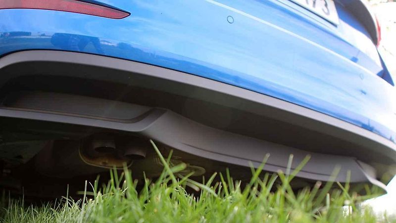 Škoda Scala a Říp v pozadí