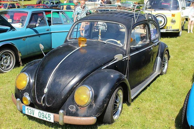 V Litvínově se uskutečnil již osmý sraz historických vozidel. Letos na něj poprvé přijel legendární jezdec z Dakaru a někdejší závodník ve Formuli Easter Jiří Moskal. Na snímku je v rozhovoru s jedním z návštěvníků.