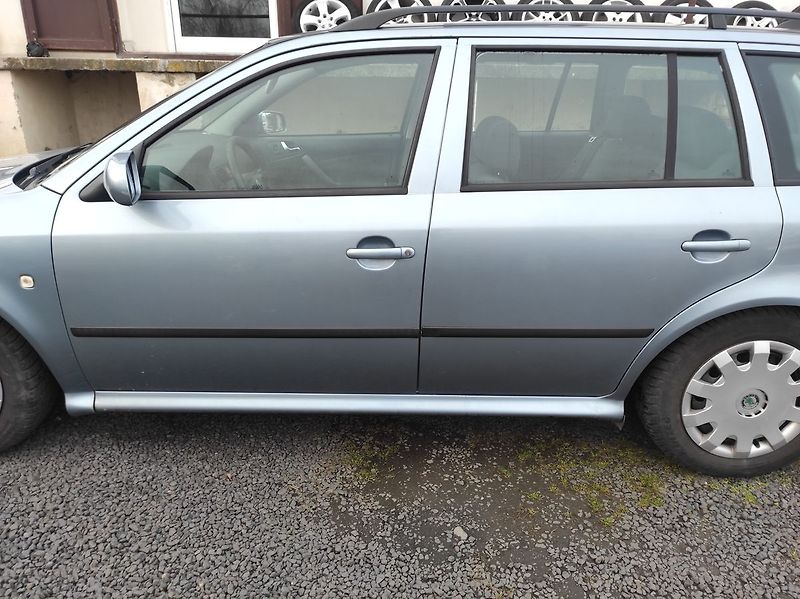 Škoda Octavia 2.0 Ambiente Combi - fotka 2 z 17