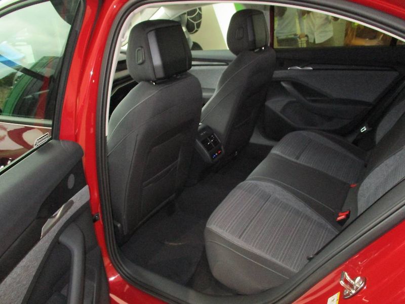 Škoda Superb liftback Selection 2,0TDI 110k - fotka 14 z 17
