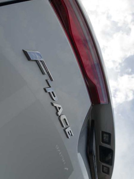 Jaguar F-Pace 2,0 R-Dynamic S D200 4x4 - fotka 36 z 38