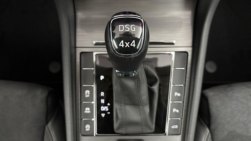 Škoda Superb 2.0 TDI DSG 4x4 Scout Combi - fotka 27 z 33