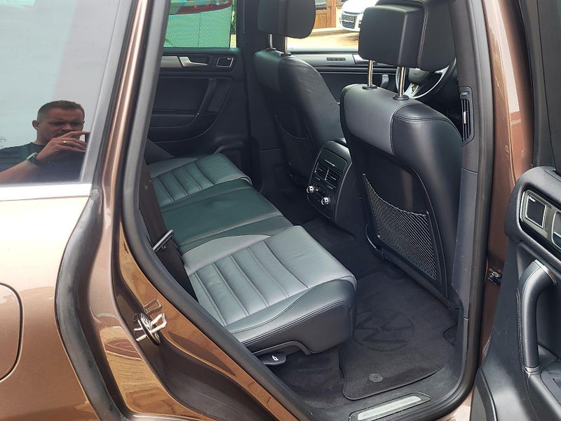 Volkswagen Touareg (2014) 4.2TDi V8 250KW*R-LINE*PANORAM - fotka 42 z 55
