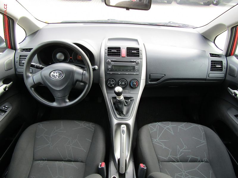 Toyota Auris (2009) 1.3 VVT-i, ČR, AC, STK8/27 - fotka 8 z 14