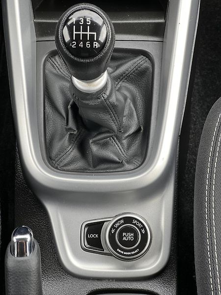 Suzuki Vitara 1.6DDiS 4x4 KLIMA KAMERA ALU - fotka 23 z 42