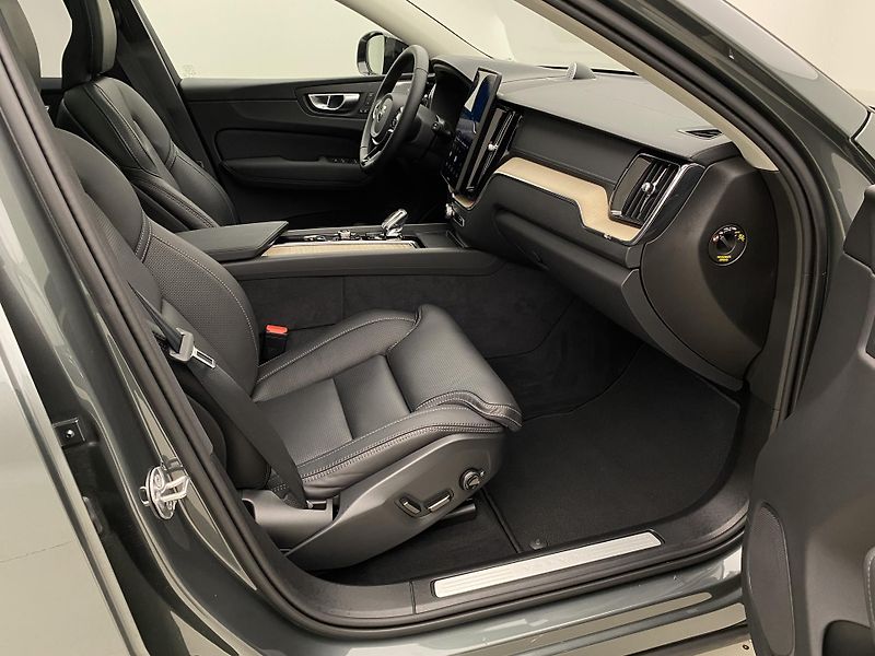 Volvo XC60 T8 AWD RECHARGE DARK ULTRA CZ - fotka 24 z 59