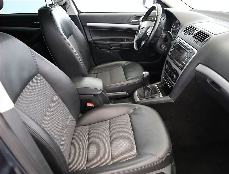 Škoda Octavia (2010) 1.6 TDI, Xenony, Tempomat - fotka 7 z 17