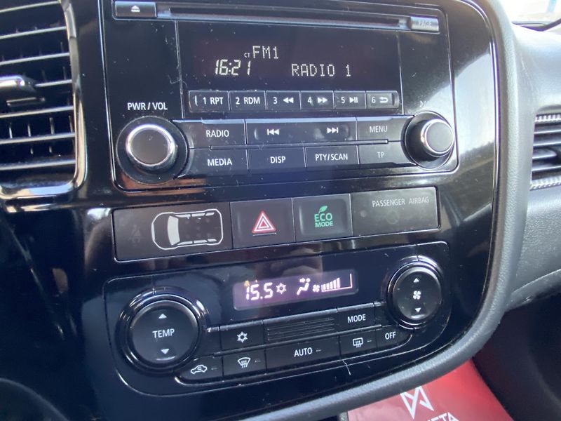 Mitsubishi Outlander (2014) 2,0i - Invite - 1 Majitel - fotka 25 z 42