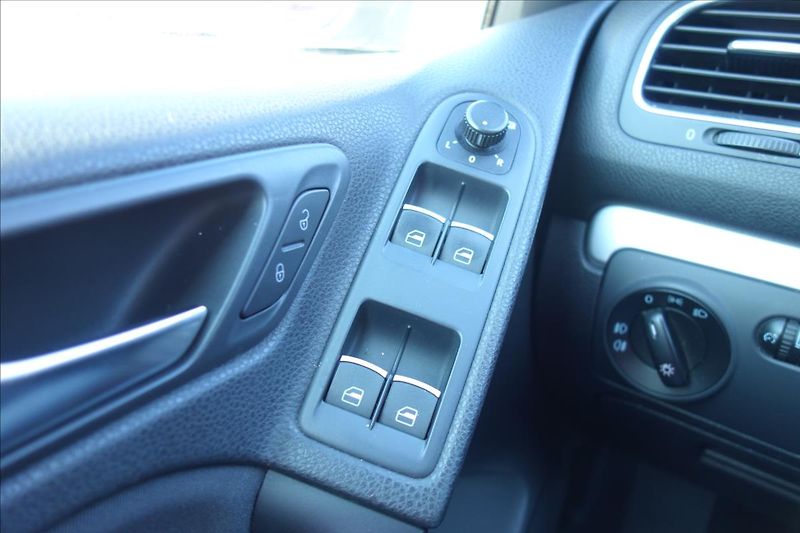 Volkswagen Golf 1,2 TSi 77KW, SERVISNÍ KNIHA. - fotka 35 z 48