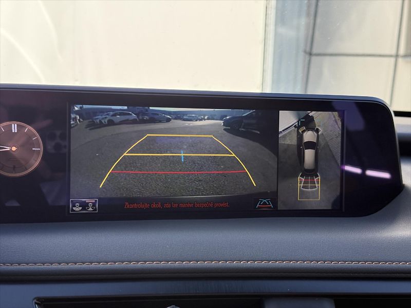 Lexus UX 250h 2,0 Luxury, 4x4  UX - fotka 15 z 25
