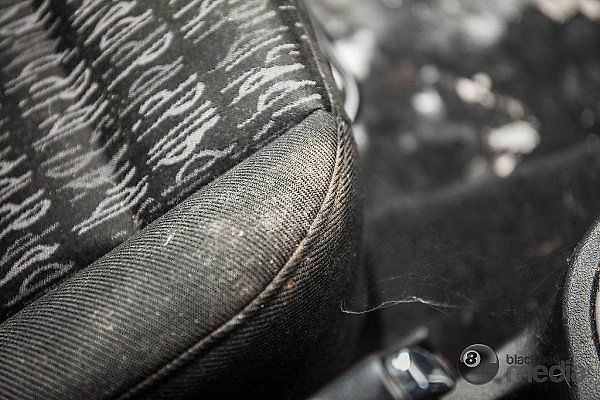 Brit nabízí Peugeot 307 zdarma, je nechutně zaneřáděný.
