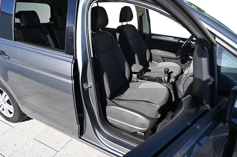 Volkswagen Touran 1.2TSI 81KW Comfort 7mist 3/17 - fotka 35 z 60