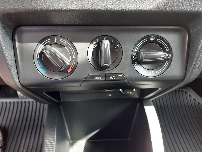 Škoda Fabia (2019) III Kombi 1.0 TSi Ambiente - fotka 12 z 32